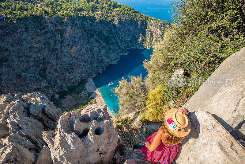 女人在顶端。来自Oludeniz的蝴蝶谷。Fethiye Mugla,土耳其。